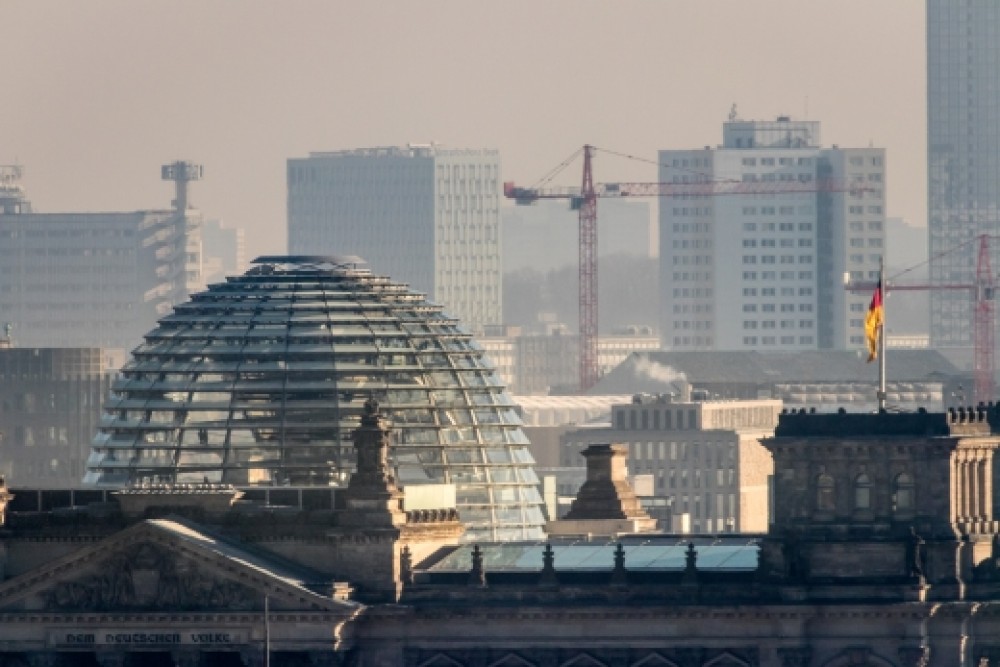 Reichstagsgebäude aus der Ferne. Foto: Jörg Farys, (c) Arbeitsgemeinschaft für Kinder- und Jugendhilfe - AGJ