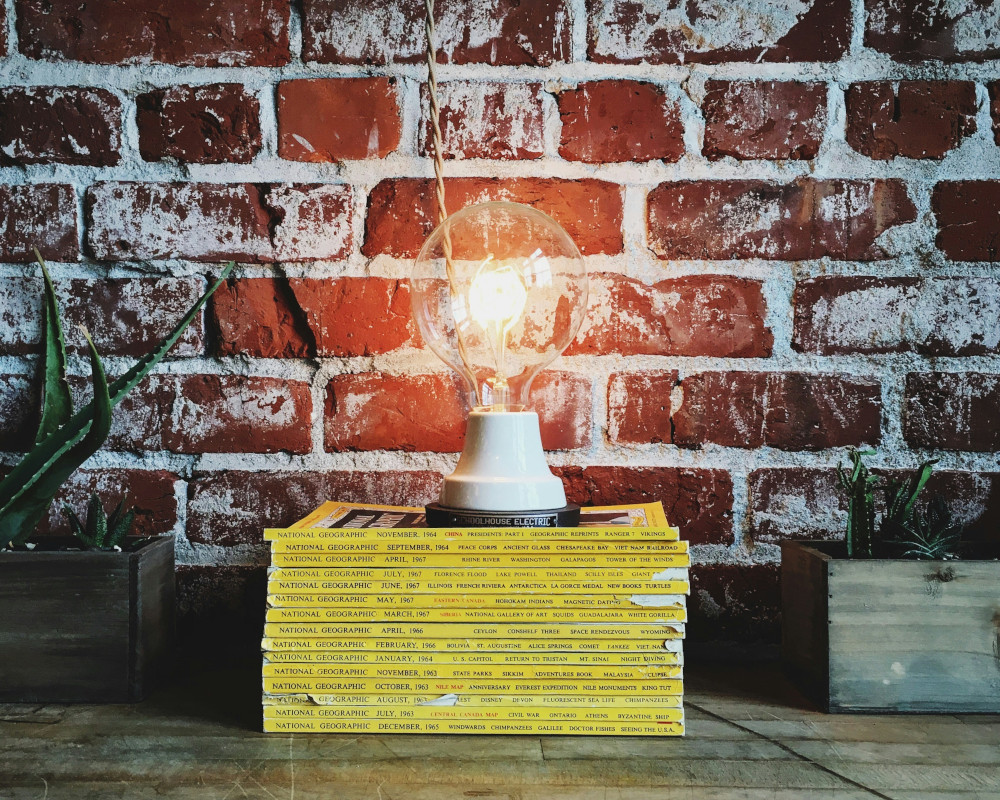 Glühbirne auf Bücherstapel. Fotograf: Jonathan Simcoe / unsplash.com