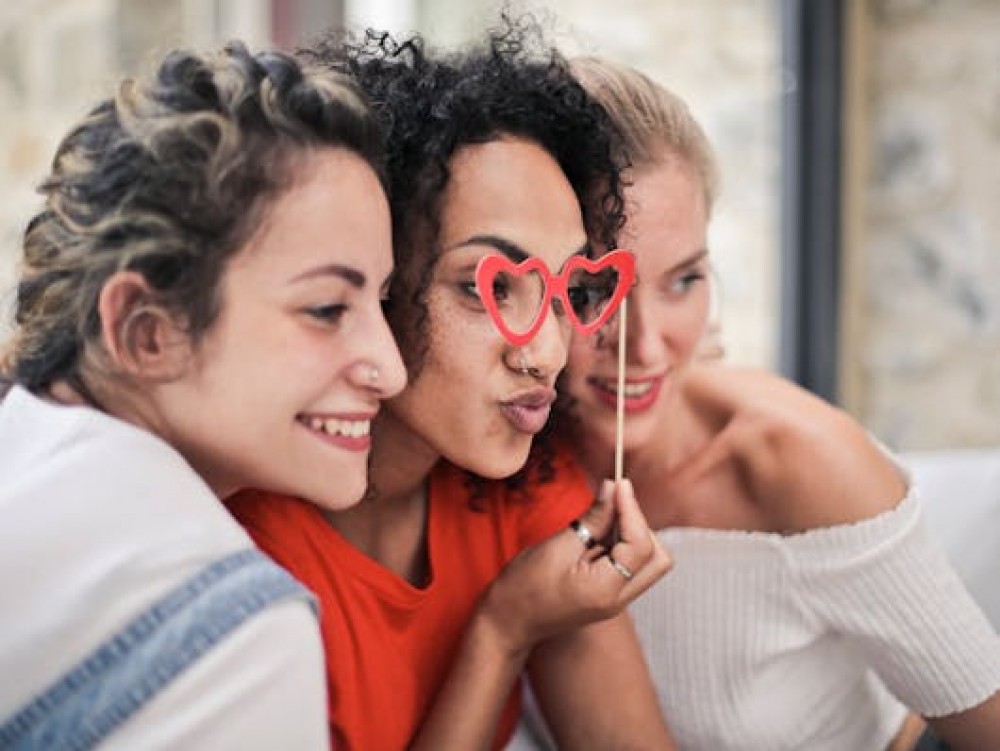 3 junge Frauen posieren für ein Foto