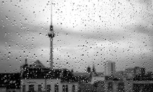 Blick durch ein verregnetes Fenster auf den Berliner Fernsehturm